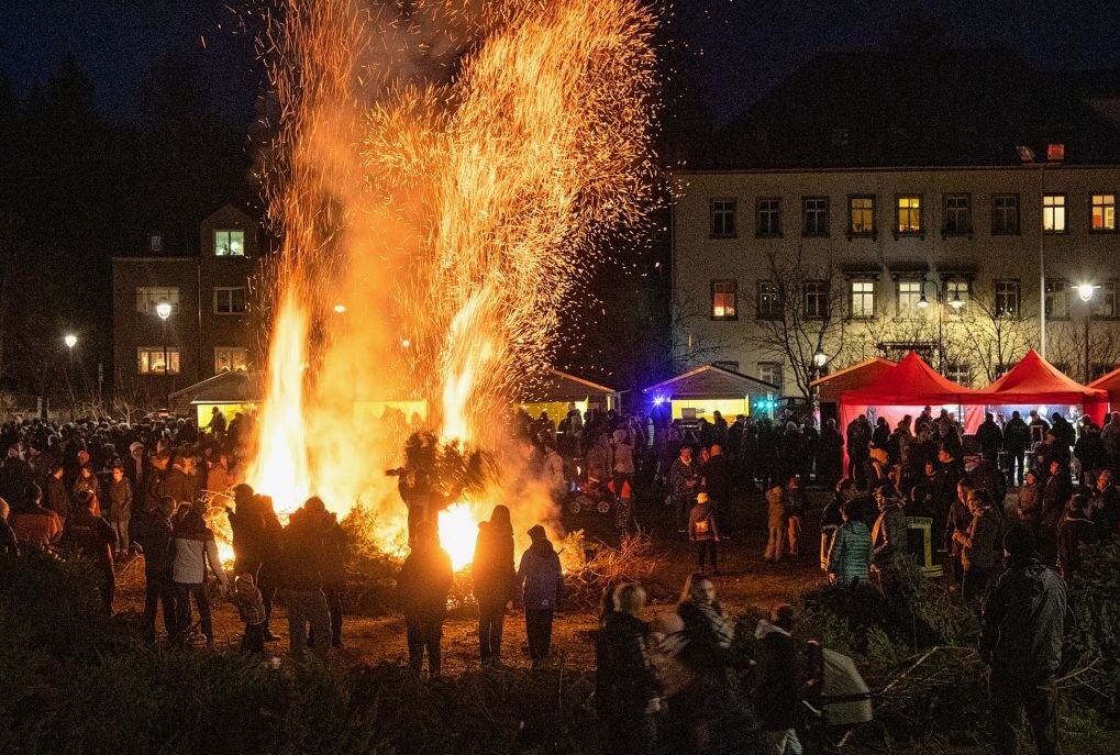 Region: Weihnachtsbäume gehen in Flammen auf - Die Weihnachtsbaumfeuer wie hier in Oberlungwitz sind kleine Volksfeste geworden. Foto: Markus Pfeifer