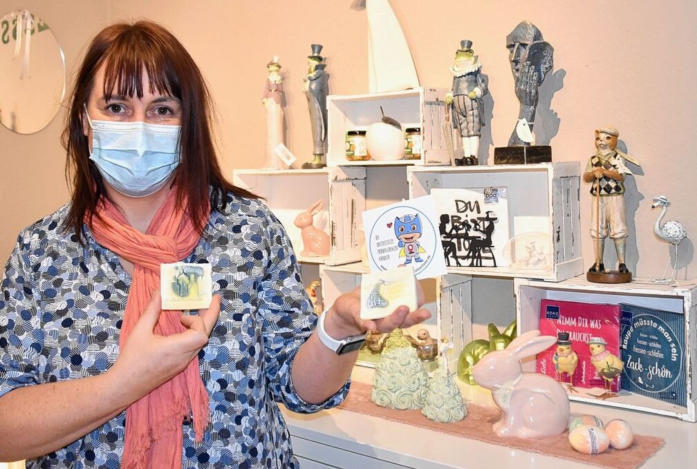Madlen Seigerschmidt zeigt in ihrem Geschäft ihre neue Seifen-Kreation. Foto: Uwe Schönberner
