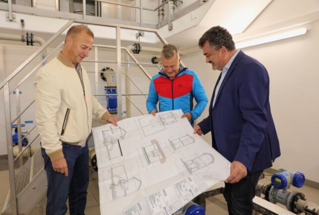 Regionale Zweckverband Wasserversorgung investiert in die Trinkwasserversorgung - Bert Oppermann (links) informiert Marcel Schmidt und Sylvio Krause über den neuen Hochbehälter. Foto: Katja Lippmann-Wagner