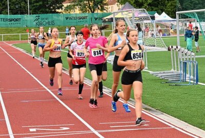 Regionalmeisterschaft im Mehrkampf lief in Stollberg - Junge Sportler haben in Stollberg um gute Zeiten gekämpft - hier der 800-Meter-Lauf der weiblichen U12. Foto: Ralf Wendland