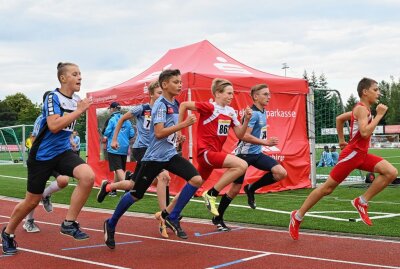 Regionalmeisterschaft im Mehrkampf lief in Stollberg - Junge Sportler haben in Stollberg um gute Zeiten gekämpft - hier der 800-Meter-Lauf der männlichen U13. Foto: Ralf Wendland