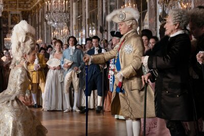 Regisseurin über Zusammenarbeit mit Johnny Depp: "Die Crew hatte Angst vor ihm" - "Jeanne du Barry" handelt von einer Prostituierten im Frankreich des 18. Jahrhunderts, die zur Mätresse von König Ludwig XV. (Johnny Depp, zweiter von rechts) wird.
