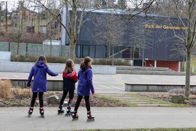 Reichenbach: Im Park der Generationen den Frühling entdecken - Viel Spaß haben die drei Mädels auf ihren Inline-Skates. Foto: Simone Zeh