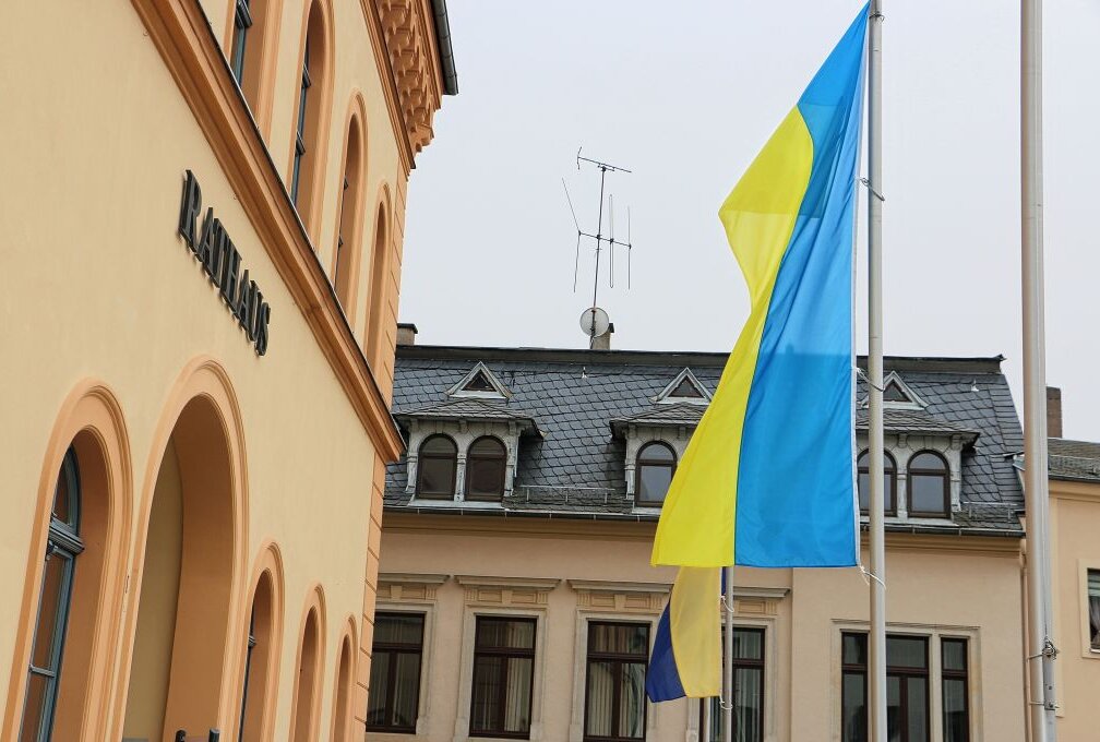 Die ukrainische Flagge am Rathaus in Reichenbach. Foto: Simone Zeh