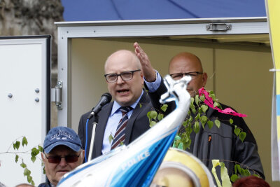 Reichenbrand setzt seinen Maibaum - Bürgermeister Sven Schulze hielt das Grußwort zu der Veranstaltung. 