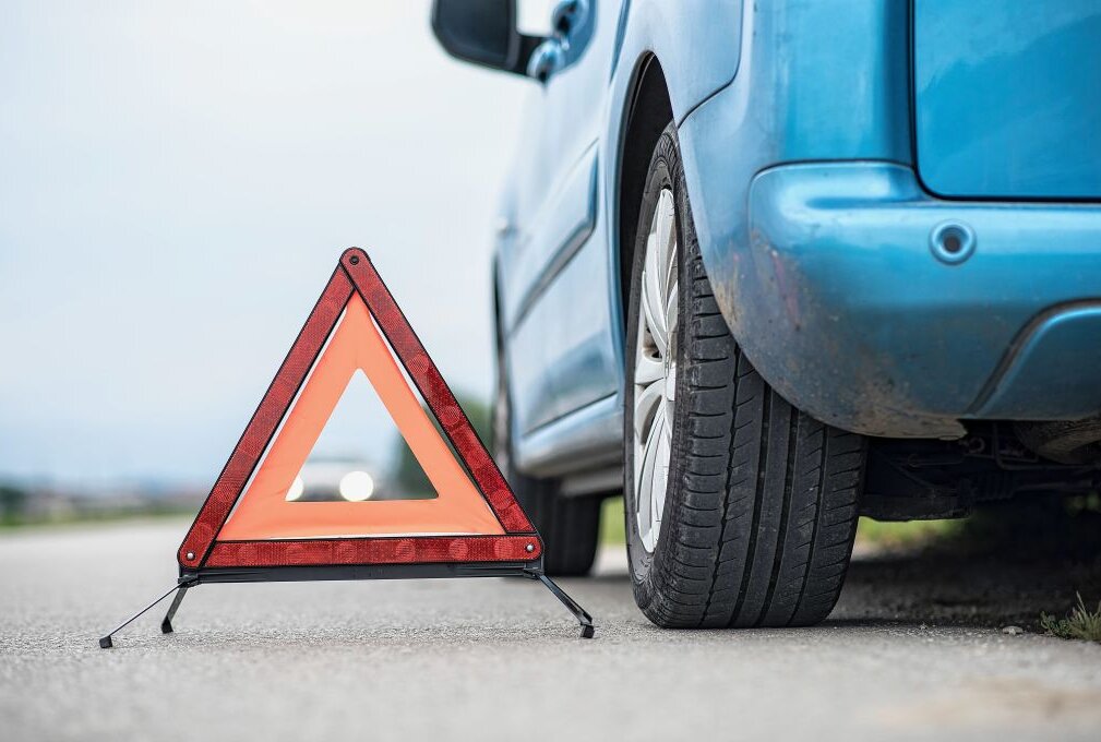 Reifen platzt mitten auf der A72: Fahrer verliert Kontrolle - Der Reifen platzte mitten auf der Autobahn. Symbolbild. Foto: Getty Images/iStockphoto/AzmanJaka