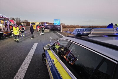 Reifenplatzer führt zu heftigen Unfall auf A72 bei Zwickau - Schwerer Unfall bei Zwickau. Foto: Mike Müller