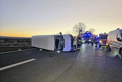 Reifenplatzer führt zu heftigen Unfall auf A72 bei Zwickau - Schwerer Unfall bei Zwickau. Foto: Mike Müller
