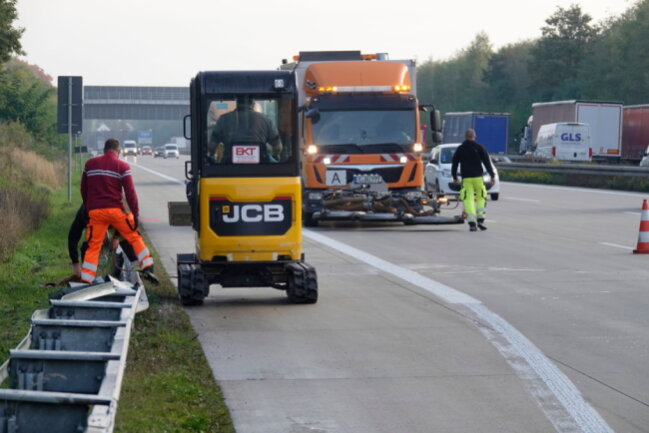 Reifenplatzer sorgt für Crash und Sperrung auf A4 bei Chemnitz - Der Reifenplatzer hat die Leitplanke beschädigt. Foto: Harry Härtel