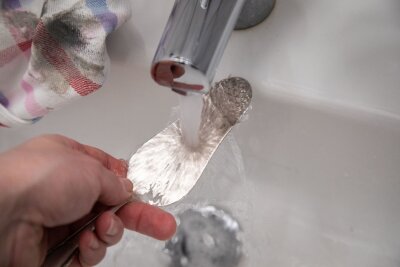 Reinigungshack: Silberbesteck mit Zahnpasta reinigen - Schritt 4: Das Besteck wird mit Wasser abgespült.