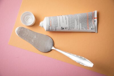 Reinigungshack: Silberbesteck mit Zahnpasta reinigen - Et voilà: Der Tortenheber erstrahlt in neuem Glanz.