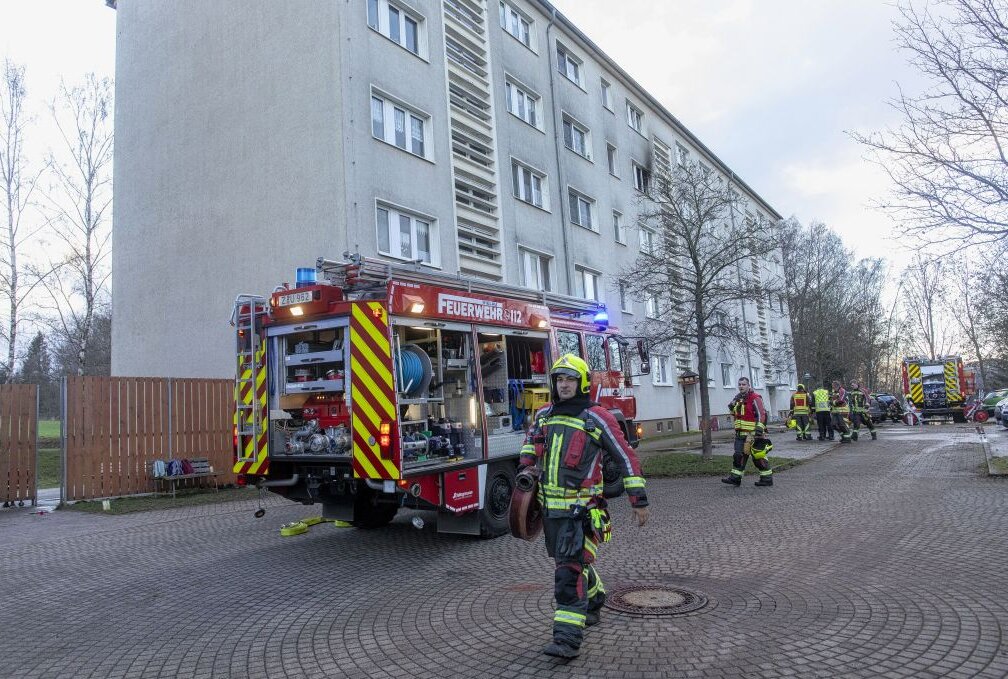 Reinsdorf: Evakuierung eines Wohnkomplexes nach Küchenbrand - In Reinsdorf brannte am Freitag eine Wohnung im dritten Obergeschoss. Es wurden keine Personen verletzt. Foto: Bernd März