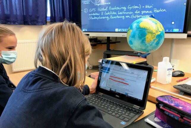 Laptop statt Lehrbuch. Foto: Internationale Schulen