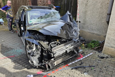 Reisebus auf B171 im Erzgebirge verunglückt: Mehrere Schwerverletzte - In Olbernhau kam es zu einem Verkehrsunfall zwischen einem PKW und einem Reisebus.
