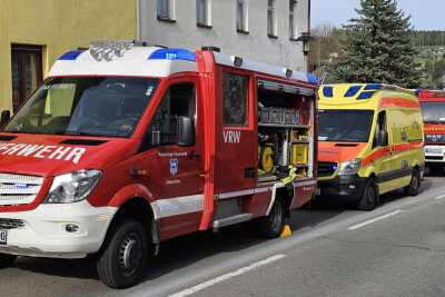 Reisebus auf B171 im Erzgebirge verunglückt: Mehrere Schwerverletzte - Feuerwehr und Krankenwagen sind im Einsatz.
