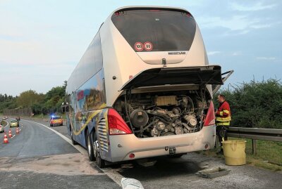 Reisebus in Flammen: Busfahrer reagiert vorbildlich - Auf der A72 kam es zu einem Brand im Motorraum eines Reisebusses. Foto: Niko Mutschmann