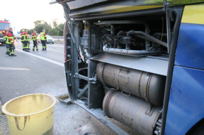 Reisebus in Flammen: Busfahrer reagiert vorbildlich - Auf der A72 kam es zu einem Brand im Motorraum eines Reisebusses. Foto: Niko Mutschmann