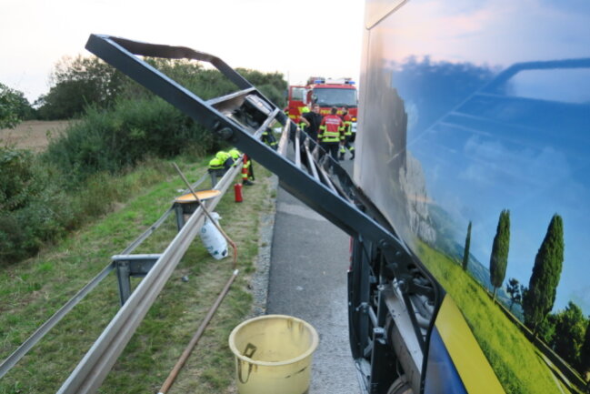Auf der A72 kam es zu einem Brand im Motorraum eines Reisebusses. Foto: Niko Mutschmann