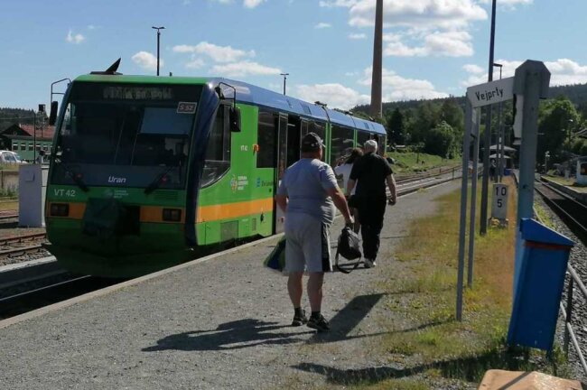 Reisen mit der Bahn nach Böhmen am Wochenende wieder möglich - Jeweils samstags, sonntags sowie am tschechischen Feiertag, am Montag, dem 6. Juli, kann bis 27. September die Bahnverbindung Cranzahl - Chomutov genutzt werden.