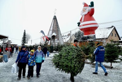 Rekordteilnahme beim 19. Weihnachtsbaum-Biergewinnspiel - Die Wald Jacob Weihnachtswelt in Wohlhausen. Foto: Karsten Repert
