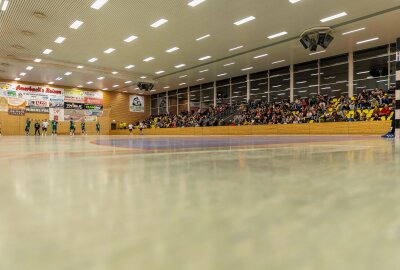 Rekordverdächtige Kulisse beim Handball-Derby in Freiberg - Viele Zuschauer kamen am Samstag Abend in die Ernst-Grube-Halle um das Spiel der HSG Freibrg 2 gegen SV Rotation Weißenborn zu sehen. Foto Marcel Schlenkrich