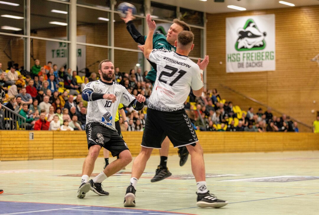 Rekordverdächtige Kulisse beim Handball-Derby in Freiberg - Eduard Sabot traf einmal ins Tor von SV Rotation Weißenborn. Foto Marcel Schlenkrich