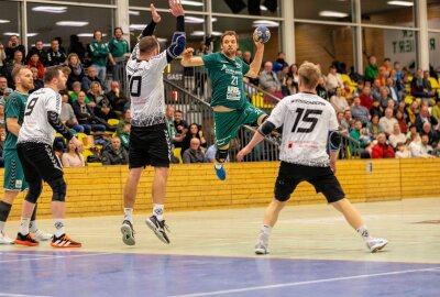 Rekordverdächtige Kulisse beim Handball-Derby in Freiberg - Erik Schönberg traf ebenso einmal ins Tor von SV Rotation Weißenborn. Foto Marcel Schlenkrich