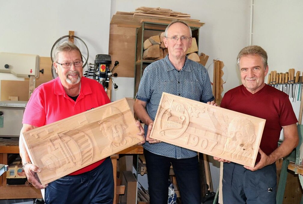 Reliefs für die Hammerlinde sind fertig - Helmut Müller, Andreas Richter und Hans Roscher (v.r.) sind stolz auf ihre Werke. Foto: Ilka Ruck