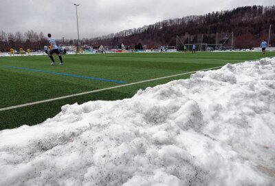 Remis kostet Marienberg die Tabellenführung in der Landesliga - Der Pockauer Kunstrasen war im Vorfeld vom Schnee befreit worden. Foto: Andreas Bauer
