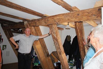 Prof. Felden Erklärt die Sanierung des Dachstuhl. Foto: Renate Fischer
