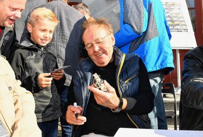 Rennfahrerlegende Hans-Dieter Keßler ist 80 - Der heutige Jubilar beim Rennpappentreffen 2019 im Textil- und Rennsportmuseum Hohenstein-Ernstthal. Foto: Thorsten Horn