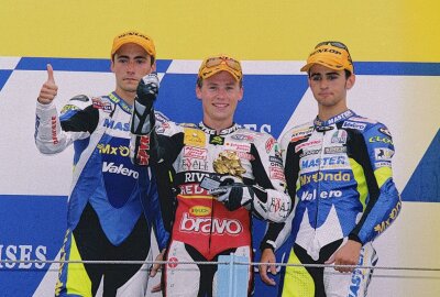 Rennfloh vom Sachsenring wurde vor 20 Jahren GP-Sieger - Steve Jenkner (Mitte) nahm Pablo Nieto (li.) und Hector Barbera (re.) zur Siegerehrung mit. Foto: Thorsten Horn