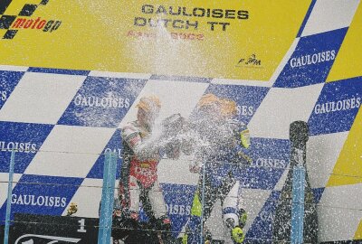 Rennfloh vom Sachsenring wurde vor 20 Jahren GP-Sieger - Nach der Regendusche folgte die Sektdusche. Foto: Thorsten Horn