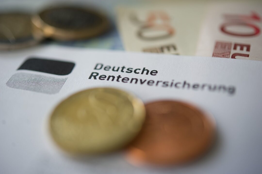 Rentenversicherung zahlt 11.700 Renten ins Ausland - Geld liegt neben einem Schreiben mit der Aufschrift "Deutsche Rentenversicherung".