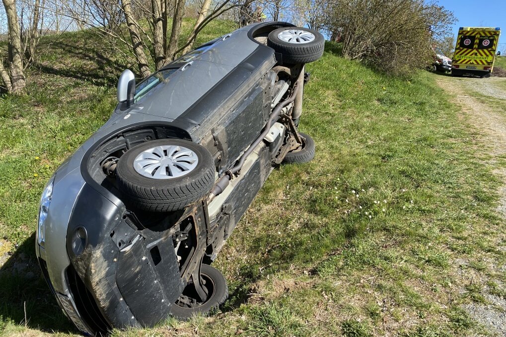 Rentner beim Rangieren in Annaberg verunglückt - Der Fahrer des Nissan wurde bei dem Unfall leicht verletzt und mit einem Schock ins Krankenhaus eingeliefert. 