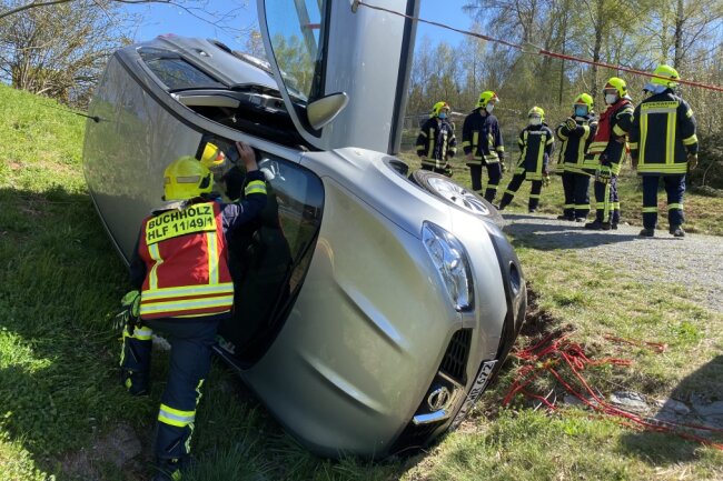 Rentner beim Rangieren in Annaberg verunglückt - Der Fahrer des Nissan wurde bei dem Unfall leicht verletzt und mit einem Schock ins Krankenhaus eingeliefert. 