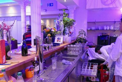 Restaurant bringt neues Flair auf den Zschopauer Markt - Neben Getränken war der Thresen auch voller Geschenke. Foto: Andreas Bauer