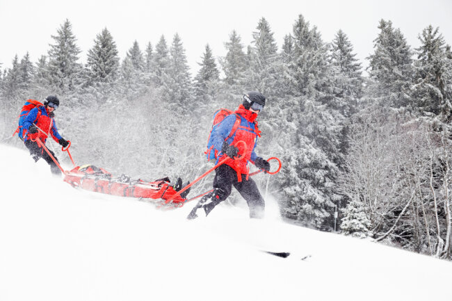 Rettung im Gebirge: Die Bergwacht Sachsen - Übung der Bergwacht, ein verletzter Skifahrer wird mit dem Akja (Akia) abtransportiert. Foto: Volker Adler