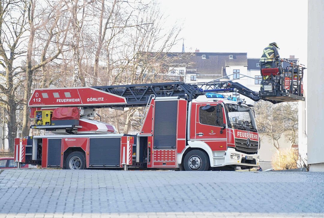 Rettung mit der Drehleiter: Person muss nach Brand ins Krankenhaus - Zur Rettung verwendete die Feuerwehr eine Drehleiter. Foto: xcitepress/brl