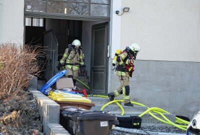 Rettung mit der Drehleiter: Person muss nach Brand ins Krankenhaus - Durch den Brand entwickelte sich Rauch im Treppenhaus. Foto: xcitepress/brl