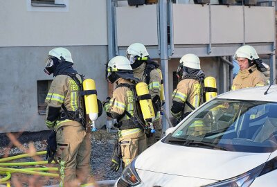 Rettung mit der Drehleiter: Person muss nach Brand ins Krankenhaus - Die Feuerwehr löschte den Brand. Foto: xcitepress/brl