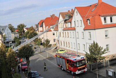 Rettung per Drehleiter in Flöha - Die Feuerwehr Flöha war insgesamt mit 2 Fahrzeugen angerückt. Foto: Knut Berger