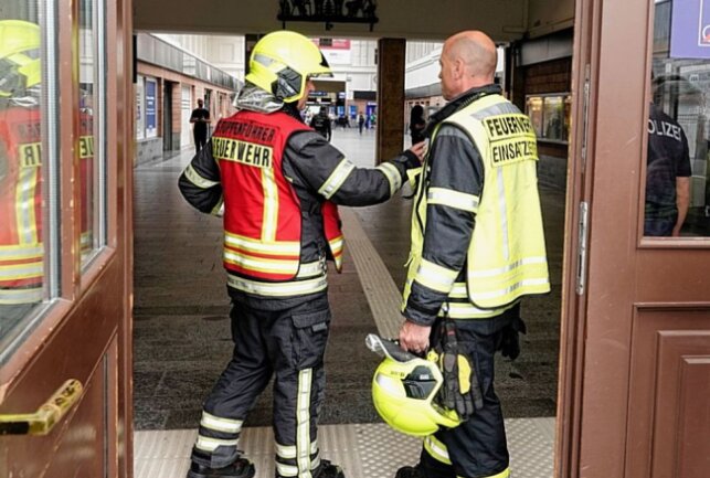 Rettungseinsatz am Hauptbahnhof:  Personen auf dem Dach - Chemnitz, Hauptbahnhof: Rettungseinsatz am Donnerstag. Foto: Harry Härtel