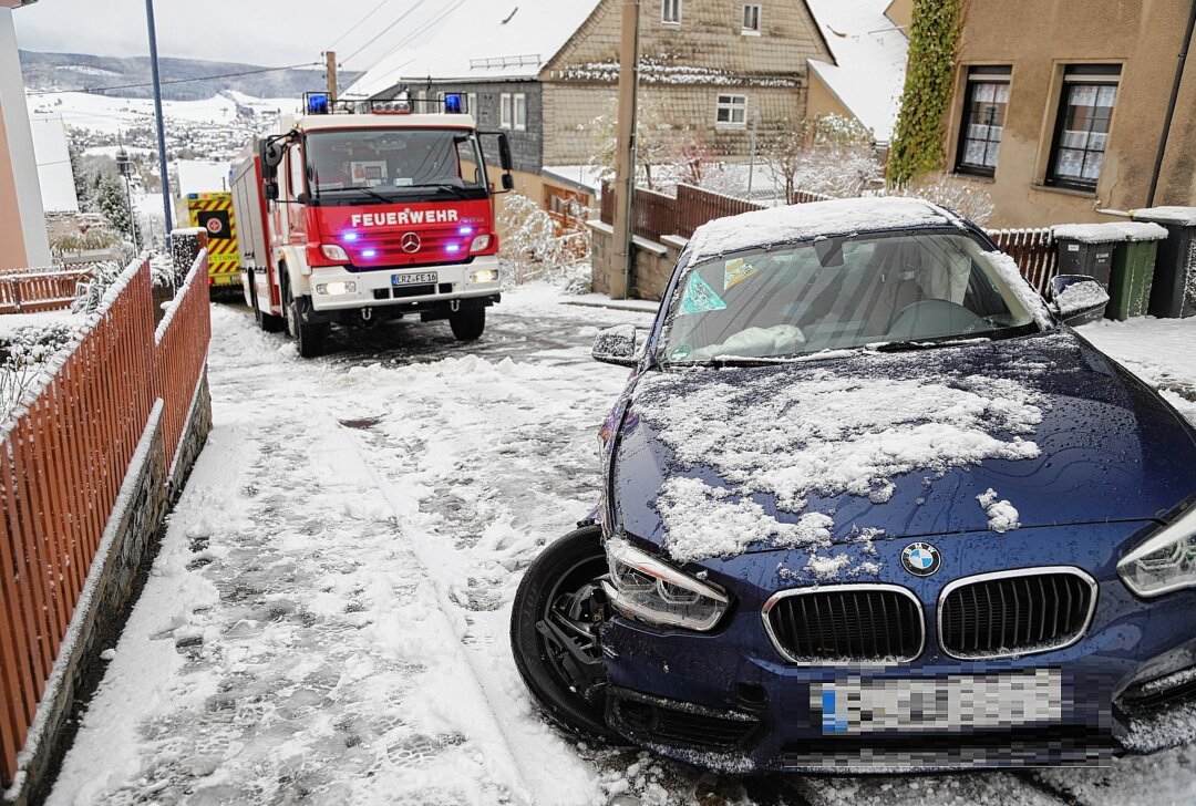 Rettungseinsatz nach Unfall: Sommerreifen verursachen BMW-Rutsch in Bernsbach - Mit Sommerreifen am Auto rutschte ein BMW-Fahrer einen Berg hinab. Foto: Niko Mutschmann