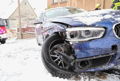 Rettungseinsatz nach Unfall: Sommerreifen verursachen BMW-Rutsch in Bernsbach - Mit Sommerreifen am Auto rutschte ein BMW-Fahrer einen Berg hinab. Foto: Niko Mutschmann