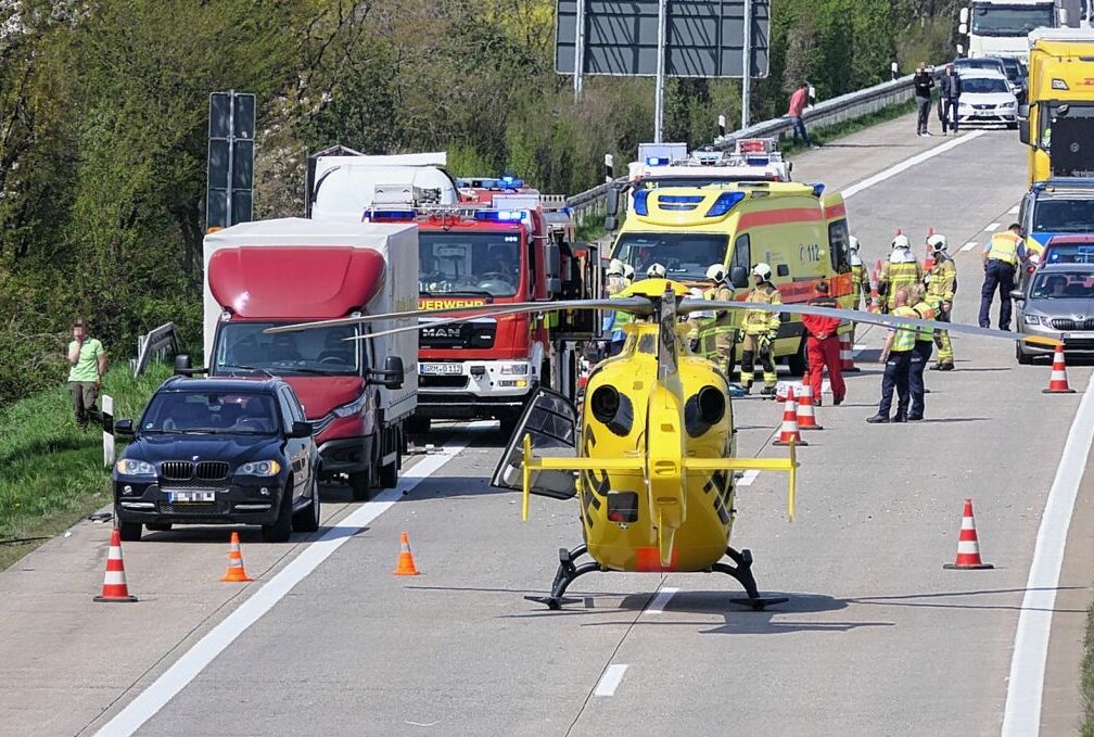 Rettungshubschrauber auf A14 im Einsatz: Fahrer in Führerhaus eingeklemmt - Auf der A14 kam es heute zu einem Unfall, bei dem auch ein Rettungshubschrauber im Einsatz war. Foto: Sören Müller