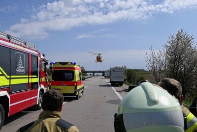 Rettungshubschrauber auf A14 im Einsatz: Fahrer in Führerhaus eingeklemmt - Auf der A14 kam es heute zu einem Unfall, bei dem auch ein Rettungshubschrauber im Einsatz war. Foto: Sören Müller