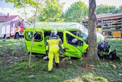 Rettungshubschrauber im Einsatz: 3 Schwerverletzte nach Transporter-Crash - Er wurde anschließend mit einem Rettungshubschrauber aus Dresden in eine Klinik geflogen. Foto: Marko Förster