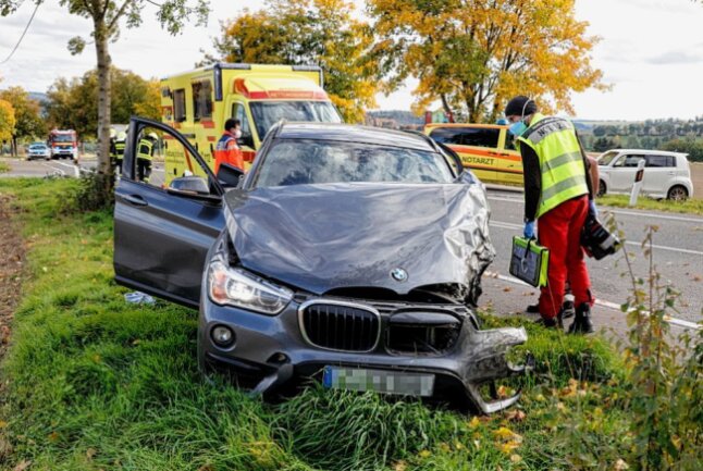 Am Ortseingang von Erdmannsdorf kam es am Freitag zu einem schweren Unfall. Foto: Harry Härtel