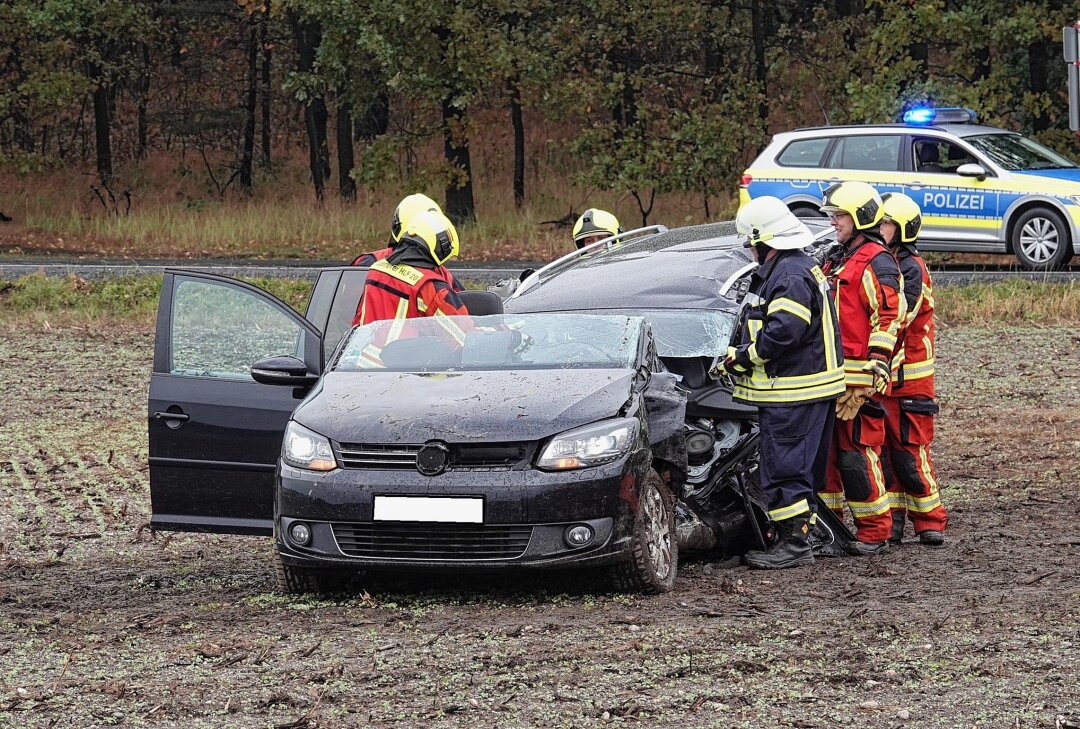 Rettungshubschrauber im Einsatz: Person bei Unfall schwer verletzt - Heftiger Unfall bei Thiendorf. Foto: Roland Halkasch